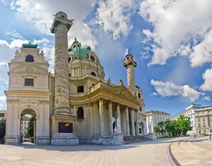 Outdoor kussens historisch gebouw in de stijl van Rome in Wenen. © petunyia