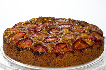 Selbst gebackener Zwetschgenkuchen mit Nüssen