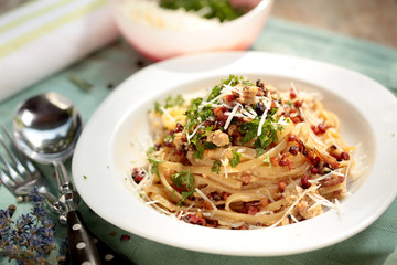Pasta Carbonara mit Parmesan und Kräutern