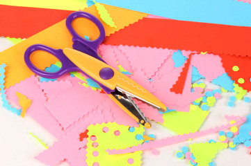 Fototapeta na wymiar Kolorowe zygzaki nożyczki z papieru kolorowego na białym