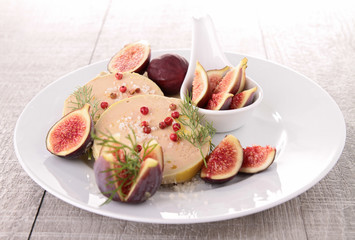 slice of foie gras and fig © M.studio