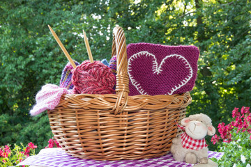 Korb mit Strickutensilien