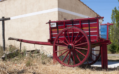 carro viejo de madera rojo