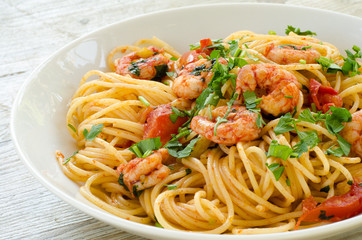Spaghetti con gamberetti, pomodoro e prezzemolo