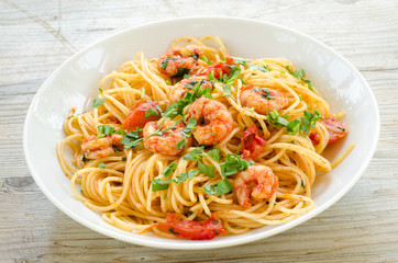 Spaghetti con gamberetti, pomodoro e prezzemolo