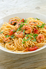 Spaghetti con gamberetti, pomodoro e prezzemolo