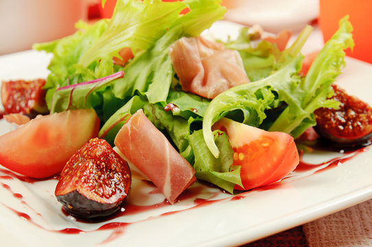 Salad with gammon and figs