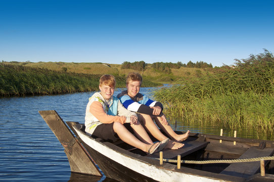 Teenager auf Boot im Fjord