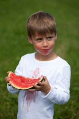 Kind isst eine Wassermelone