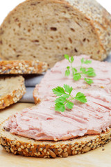 Vollkornbrot mit Leberwurst