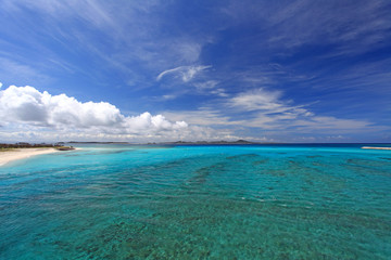 Fototapeta na wymiar 野甫島の美しい珊瑚の海と夏空
