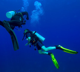 Two divers with air-bublles