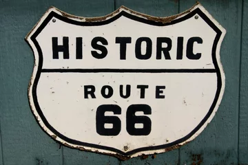 Rolgordijnen Oude historische route 66 bord aan de muur © SNEHIT PHOTO