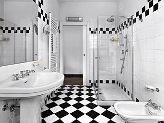 bagno moderno in bianco e nero con doccia