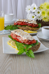 Sandwich with ham and mushrooms