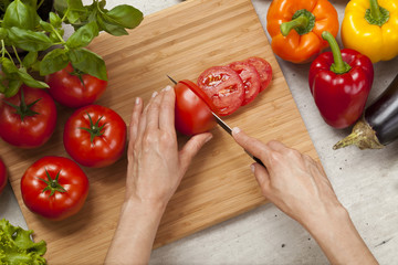 Krojenie pomidorów - obrazy, fototapety, plakaty