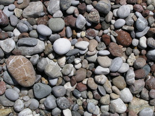 Kieselsteine am Meer