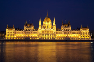 Fototapeta na wymiar Parlament w Budapeszcie w nocy