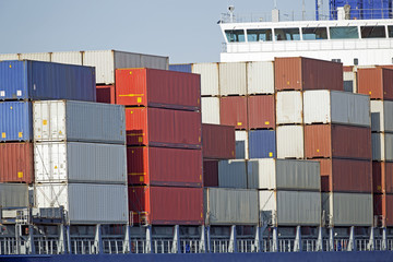 Containerschiff vor dem Nord-Ostsee-Kanal in Kiel, Deutschland