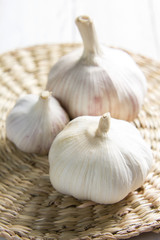 Garlic on a straw mat on the kitchen table