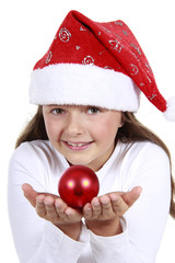 Dunkelhaariges Mädchen mit Weihnachtsmütze