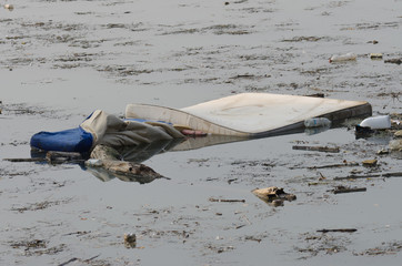 Fototapeta na wymiar Zanieczyszczonych rzek