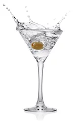 Foto op Plexiglas Splash van olijf in een glas cocktail. © Juri