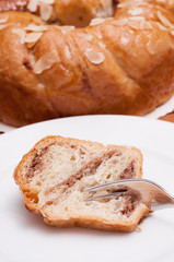 Nusskuchen mit Marzipan
