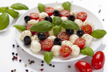 mozzarella z pomidorami i oliwkami