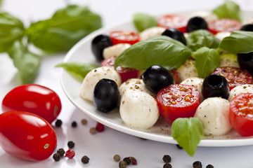 mozzarella z pomidorami i oliwkami