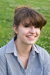 junge Frau lachend auf der Wiese
