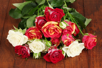 Naklejka premium Bouquet of beautiful roses on wooden background close-up