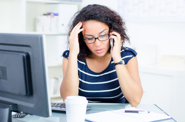 junge frau gestresst am telefon
