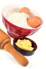 Bol de farine, oeufs et beurre