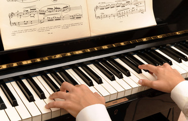 Mani sulla tastiera del pianoforte