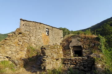 Corse, village abandonné de fiuminale en costa verde
