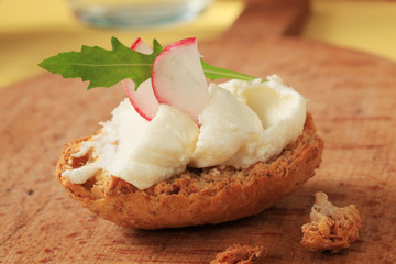 Crispy roll with cheese spread