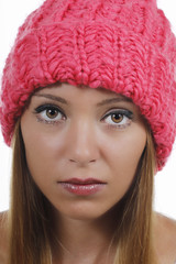 Junge hübsche Frau mit pinkfarbener Wollmütze