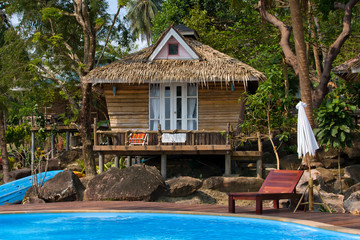 Fototapeta na wymiar Piękny dom na plaży tropikalnych w Tajlandii.