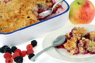Assiette et plat de crumble aux fruits des bois