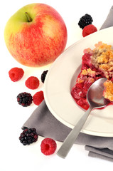 Une assiette de crumble aux fruits