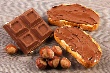 pane con crema al cioccolato e nocciole