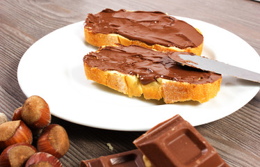 pane con crema al cioccolato e nocciole