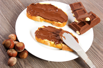 pane con crema al cioccolato e nocciole
