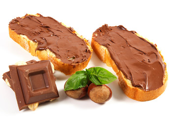 pane con crema al cioccolato e nocciole