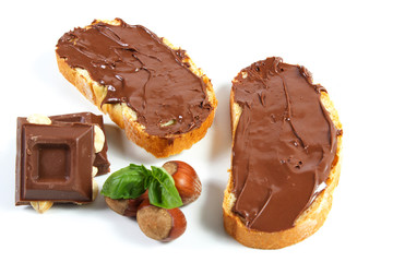 pane con crema al cioccolato e nocciole