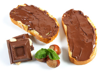 pane con crema al cioccolato e nocciole