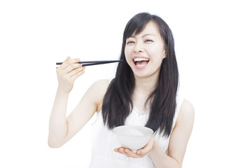 ごはんを食べる女性