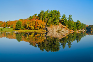 Fototapeta na wymiar Pejzaż jesienny z refleksji