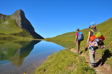 Obraz premium Kinder wandern an Bergsee